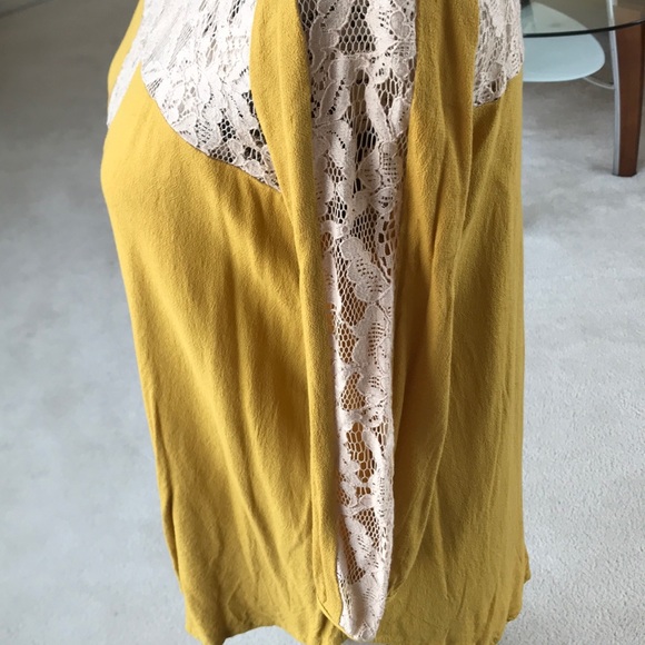 🛍️🛍️ 3 for $5. Beautiful top with lace detail - Picture 4 of 5